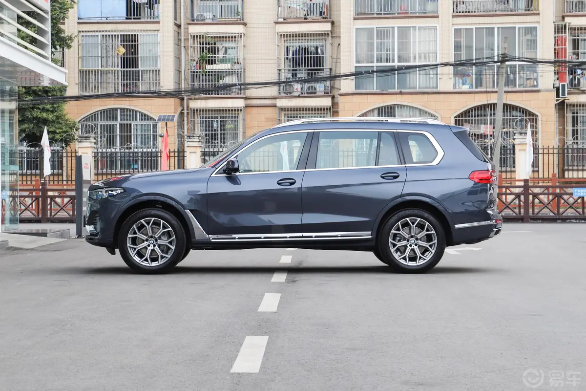 宝马X7xDrive40i 尊享型 豪华套装正侧车头向左水平