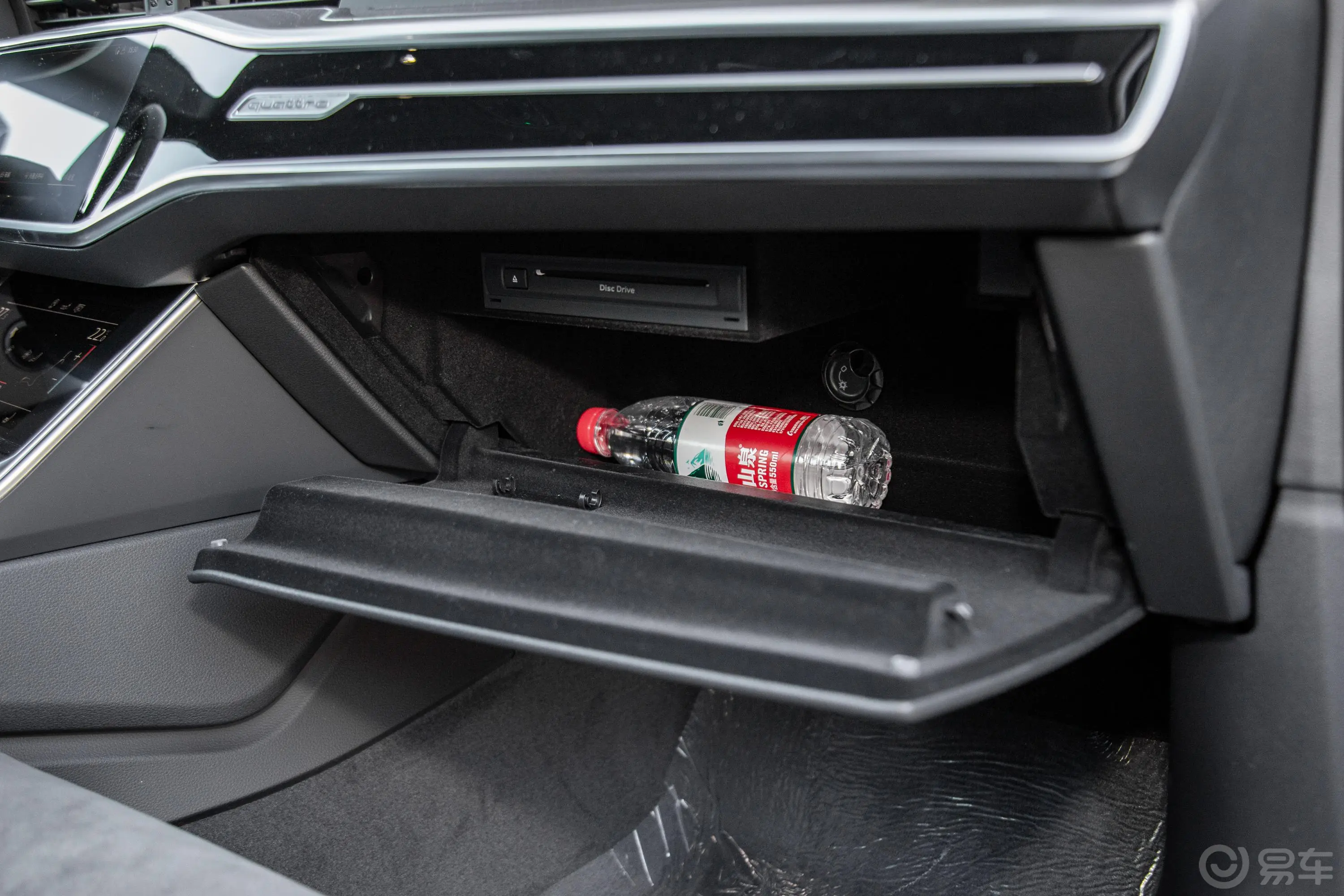 奥迪A6L55 TFSI quattro 尊享动感版手套箱空间水瓶横置