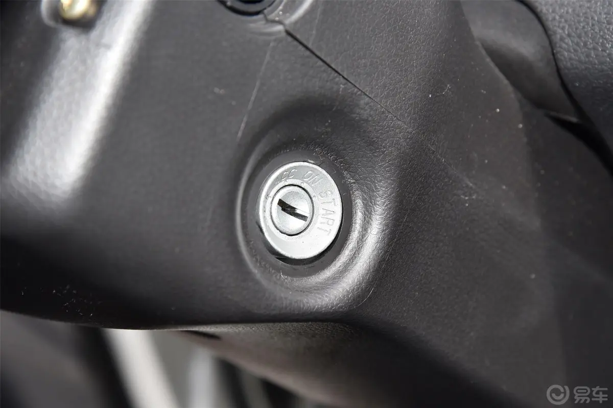 跨越者D5PLUS 标准货箱 1.8L 手动 单排后双轮 中配型钥匙孔或一键启动按键