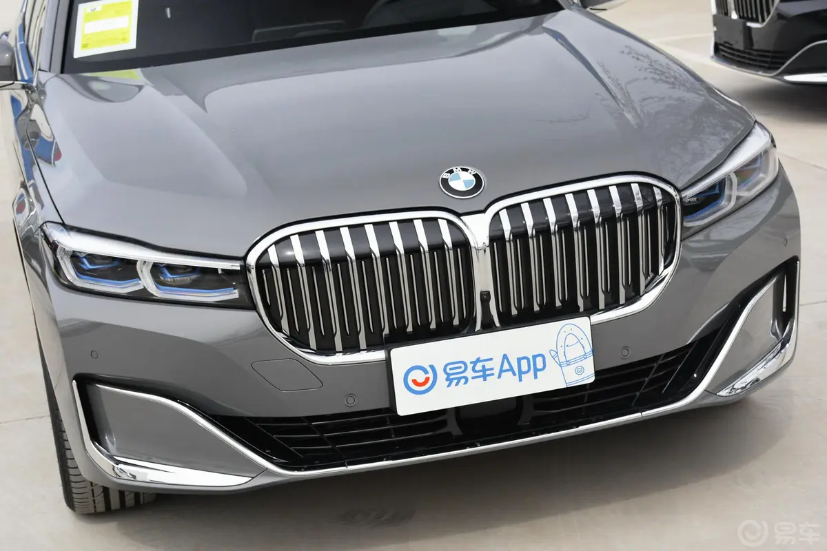 宝马7系改款 740Li xDrive 行政型 豪华套装前格栅侧俯拍