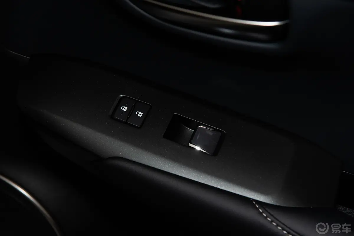 雷克萨斯NX300 两驱 锋行版 国V内饰