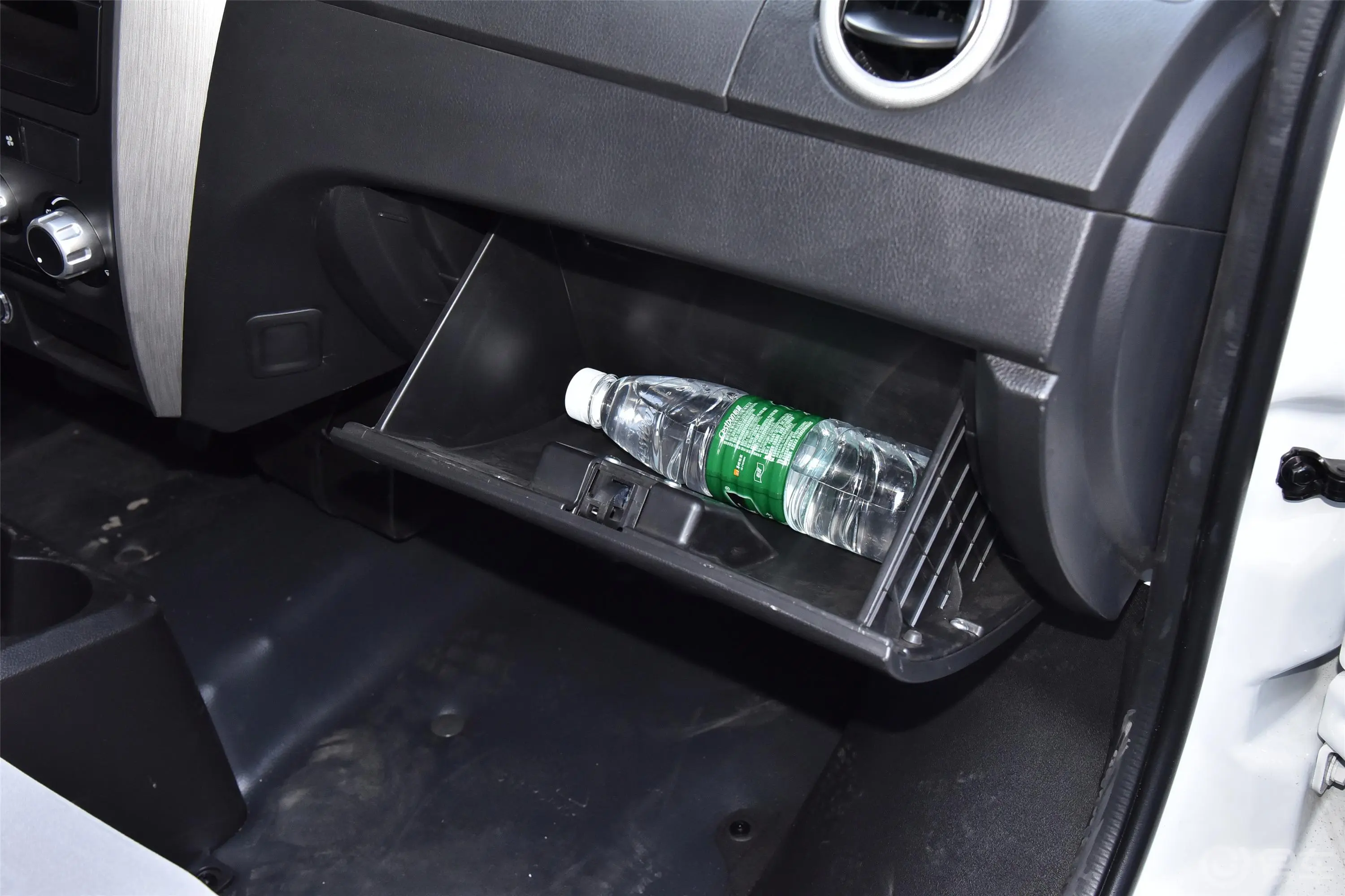 瑞驰新能源EC35EC35 II标准型41.86kWh手套箱空间水瓶横置