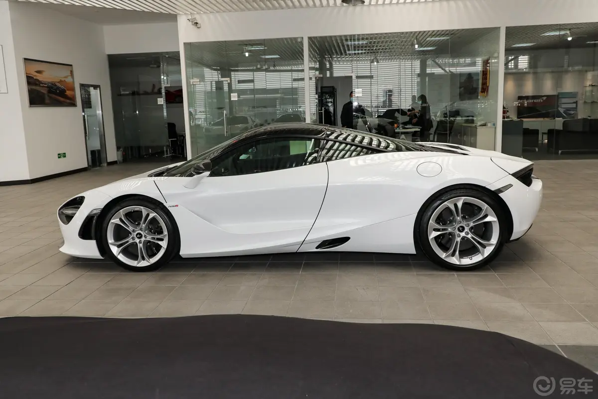 迈凯伦720S4.0T Spider正侧车头向左水平