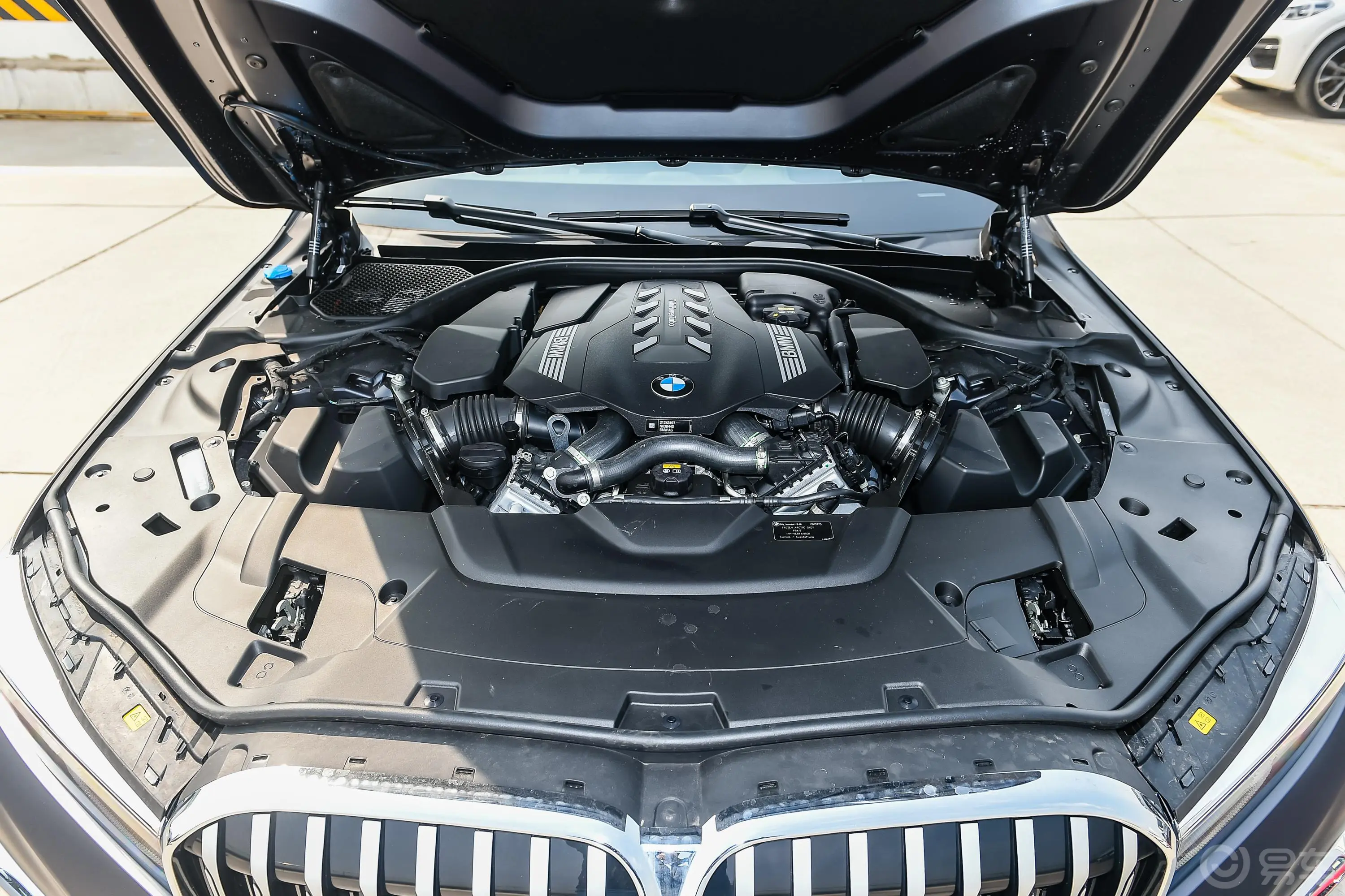 宝马7系改款 750Li xDrive V8 M运动套装发动机舱整体
