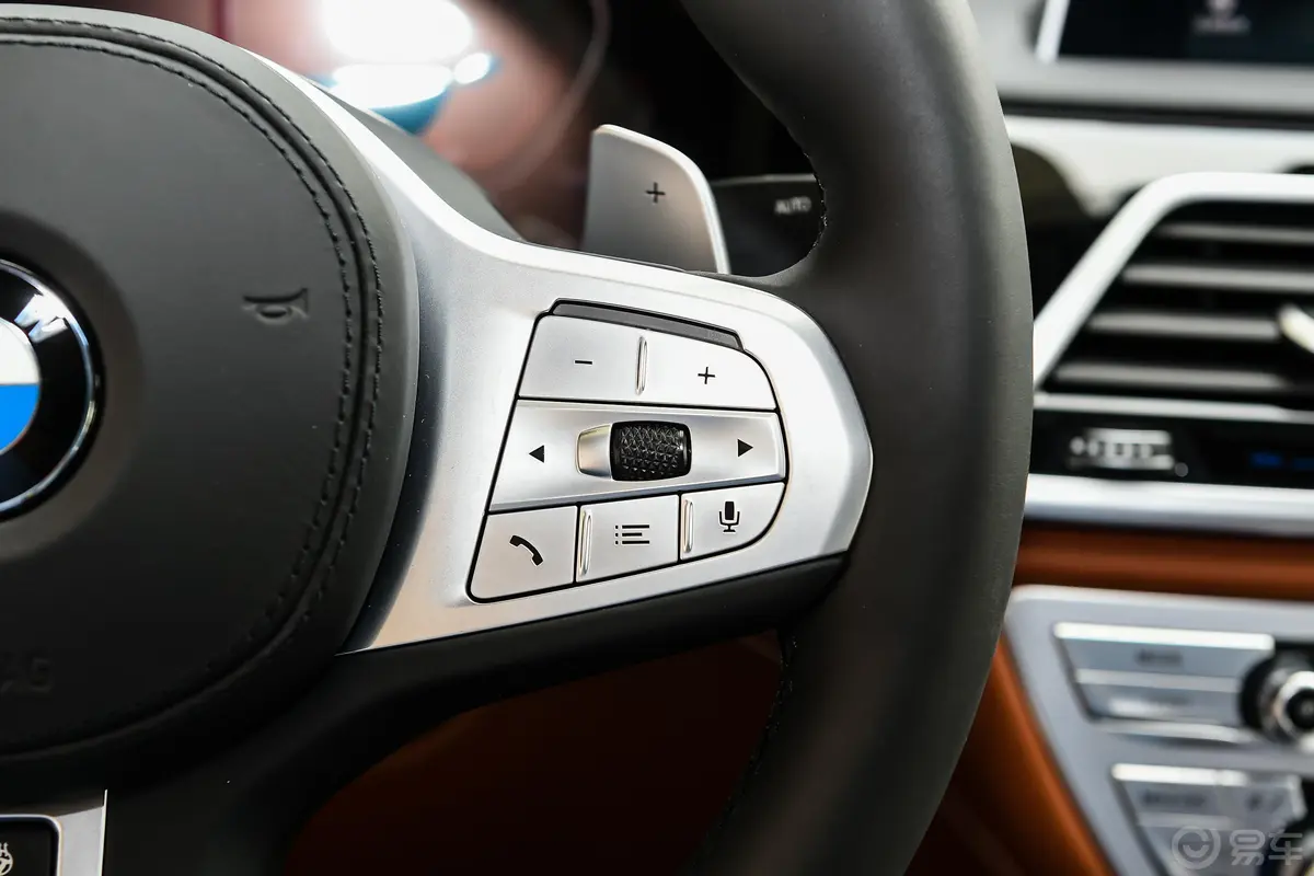 宝马7系改款 750Li xDrive V8 M运动套装右侧方向盘功能按键