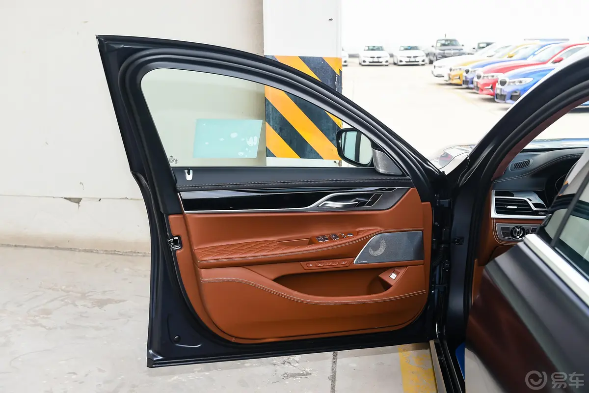 宝马7系改款 750Li xDrive V8 M运动套装驾驶员侧前车门