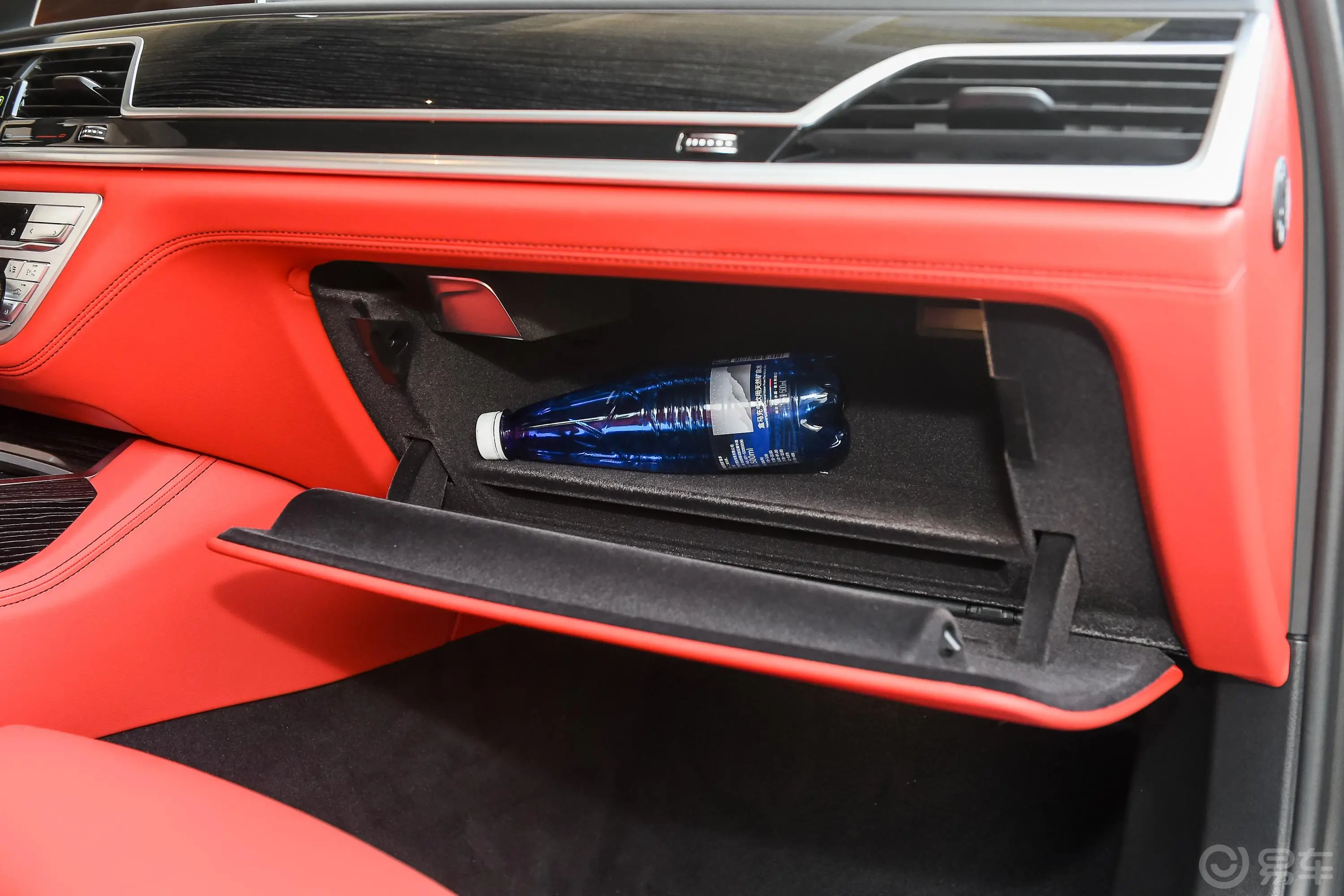 宝马7系改款 M760Li xDrive V12 运动套装手套箱空间水瓶横置