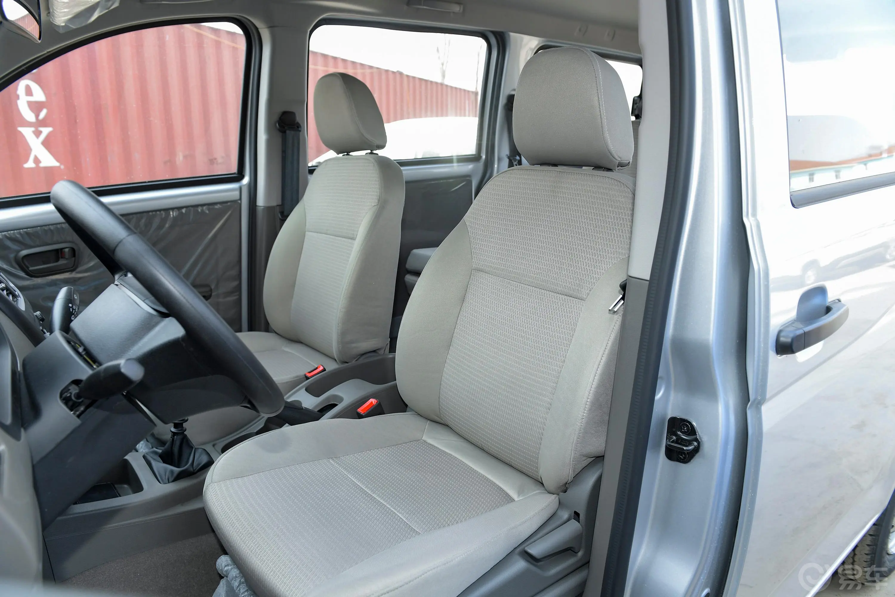 五菱荣光V1.5L 手动实用型 5-8座驾驶员座椅