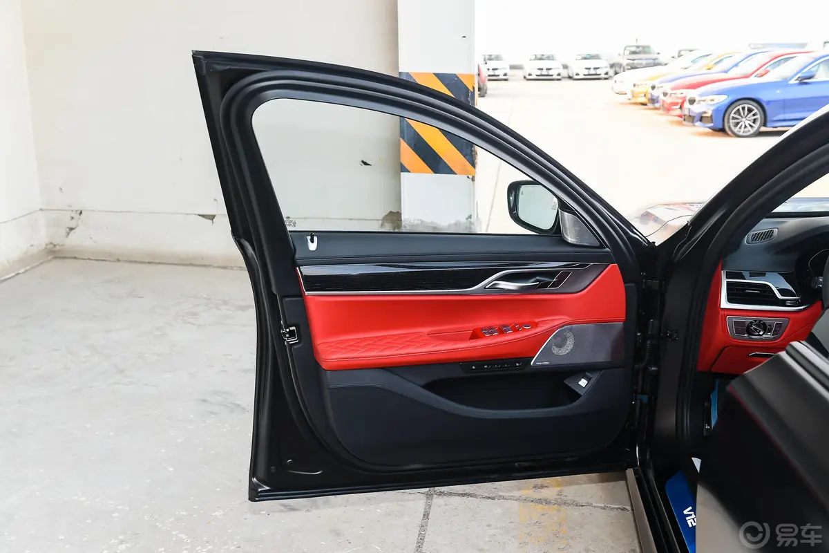宝马7系改款 M760Li xDrive V12 运动套装驾驶员侧前车门
