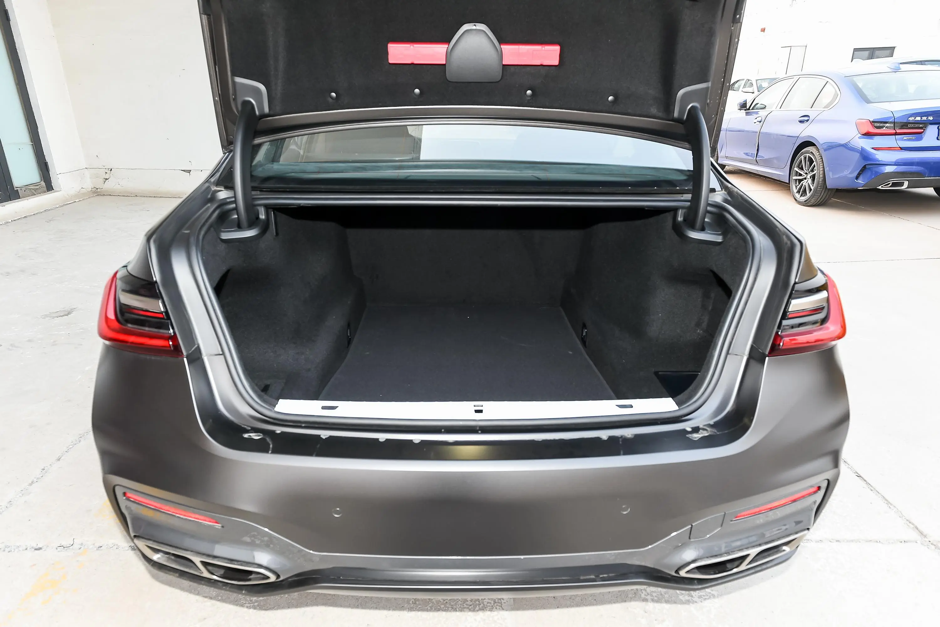 宝马7系改款 M760Li xDrive V12 运动套装后备厢空间特写