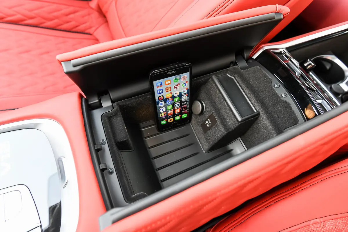 宝马7系改款 M760Li xDrive V12 运动套装前排扶手箱储物格