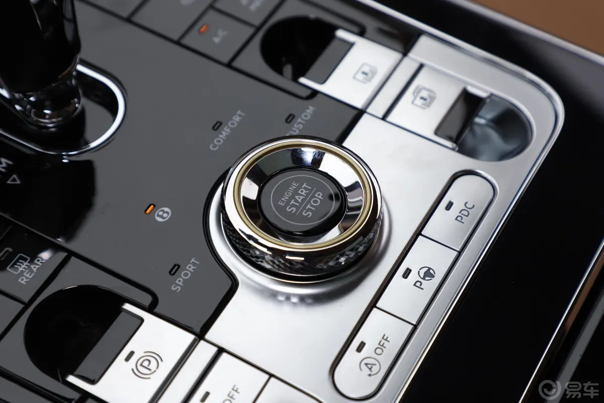 飞驰6.0T W12 First Edition钥匙孔或一键启动按键