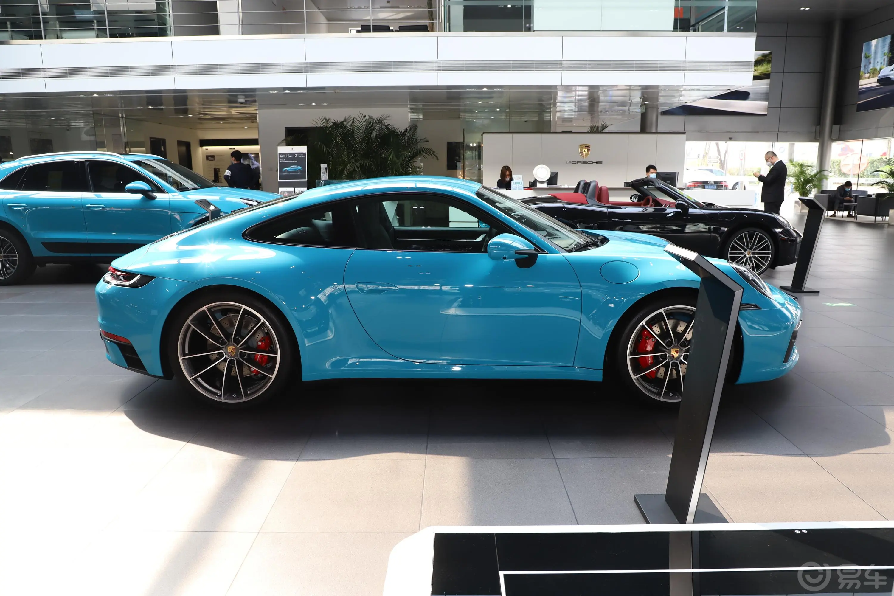 保时捷911Carrera S 3.0T正侧车头向右水平