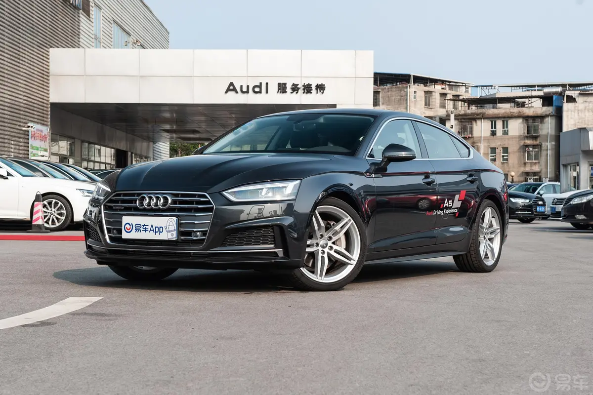 奥迪A5Sportback 45 TFSI quattro 运动版 国V侧前45度车头向左水平