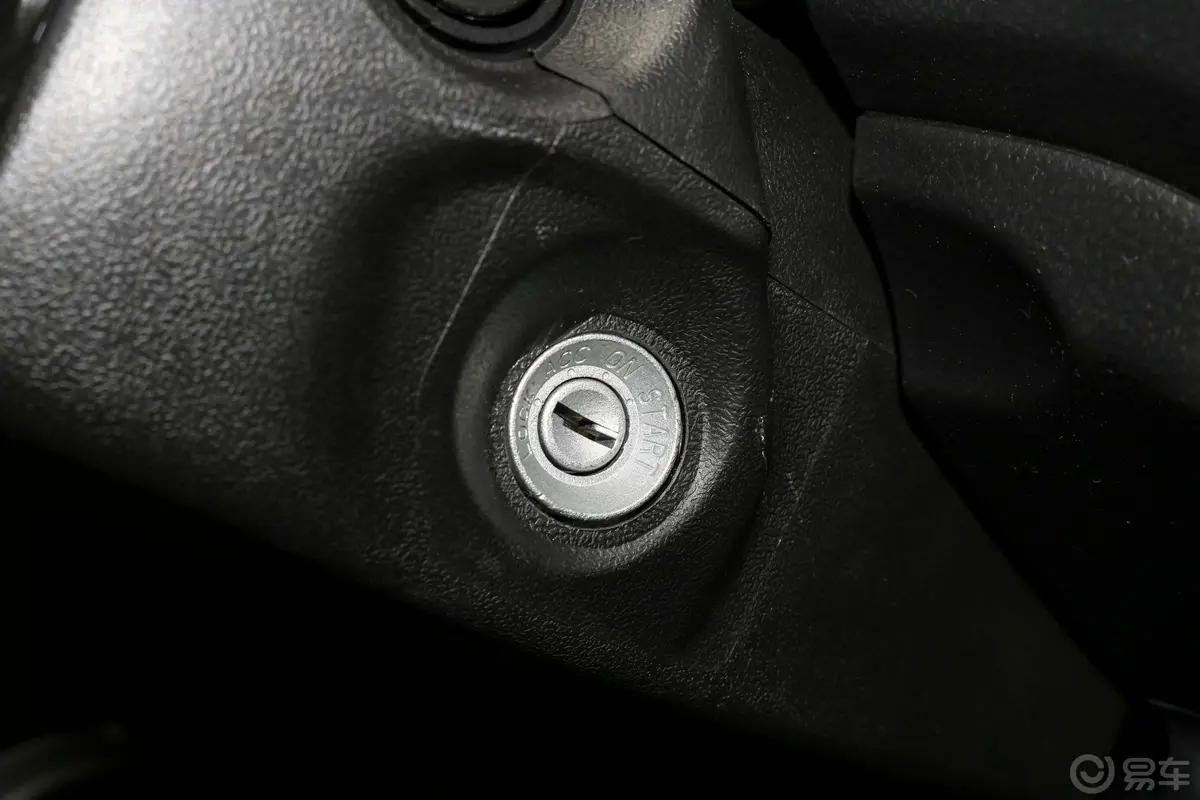 新豹T5载货汽车N1 1.5L 单排双后轮 标准版(5.3米长)SC1031NGD65 汽油 国Ⅵ钥匙孔或一键启动按键
