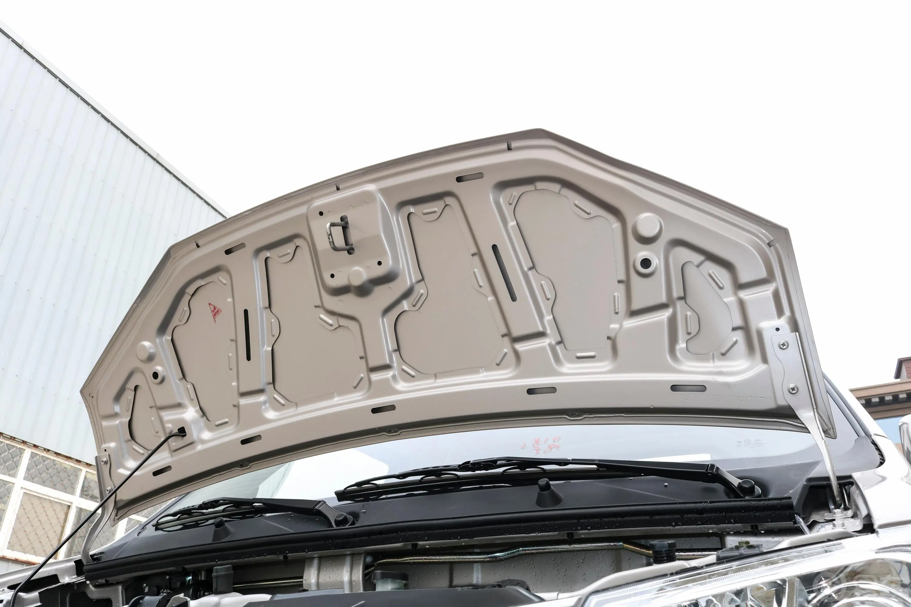 新豹T3载货汽车N1 1.2L 单排单后轮 标准版（4.75米） SC1031TMD62 汽油 国VI发动机舱盖内侧