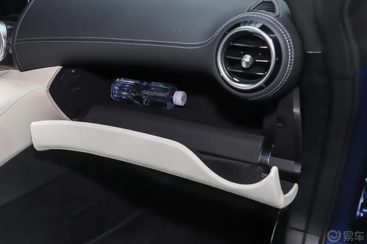 奔驰GT AMGAMG GT C Roadster手套箱空间水瓶横置