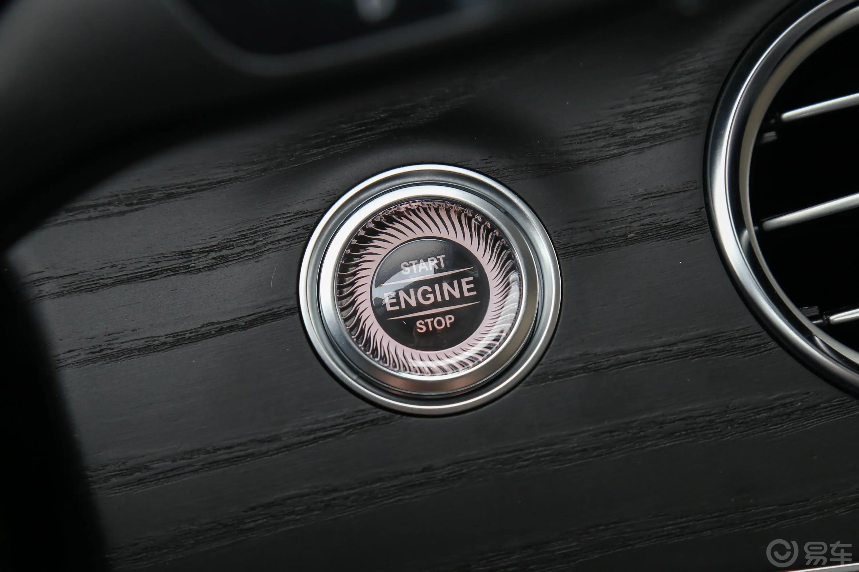 奔驰E级改款 E 300 L 运动殊享版钥匙孔或一键启动按键