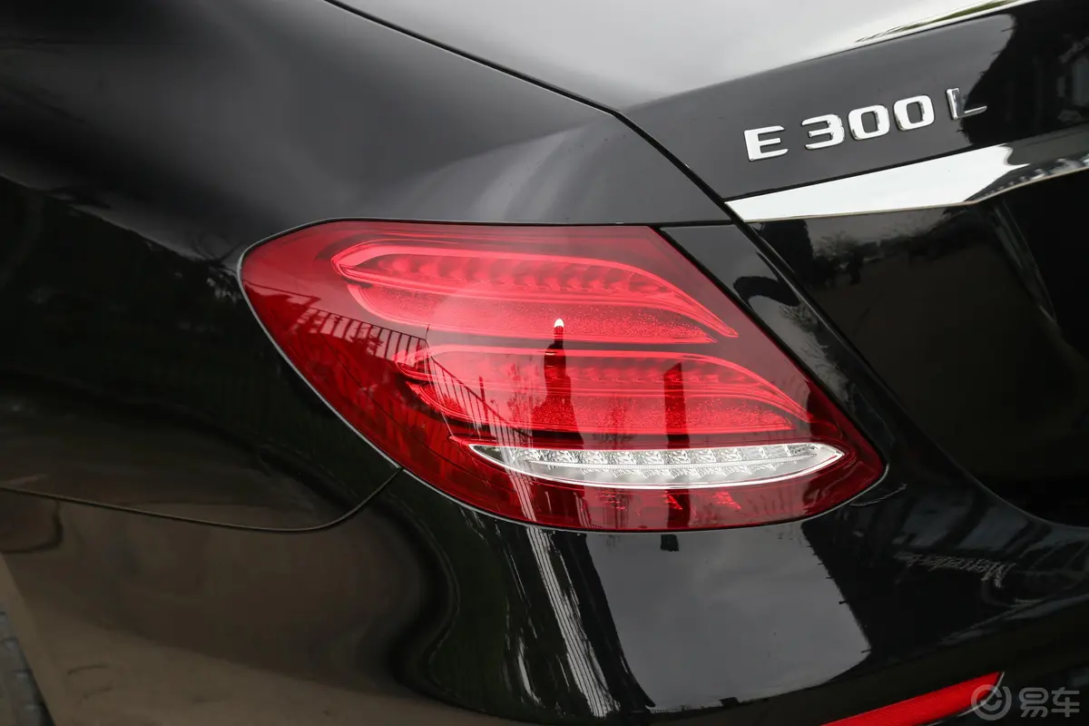 奔驰E级改款 E 300 L 运动殊享版尾灯侧45度俯拍