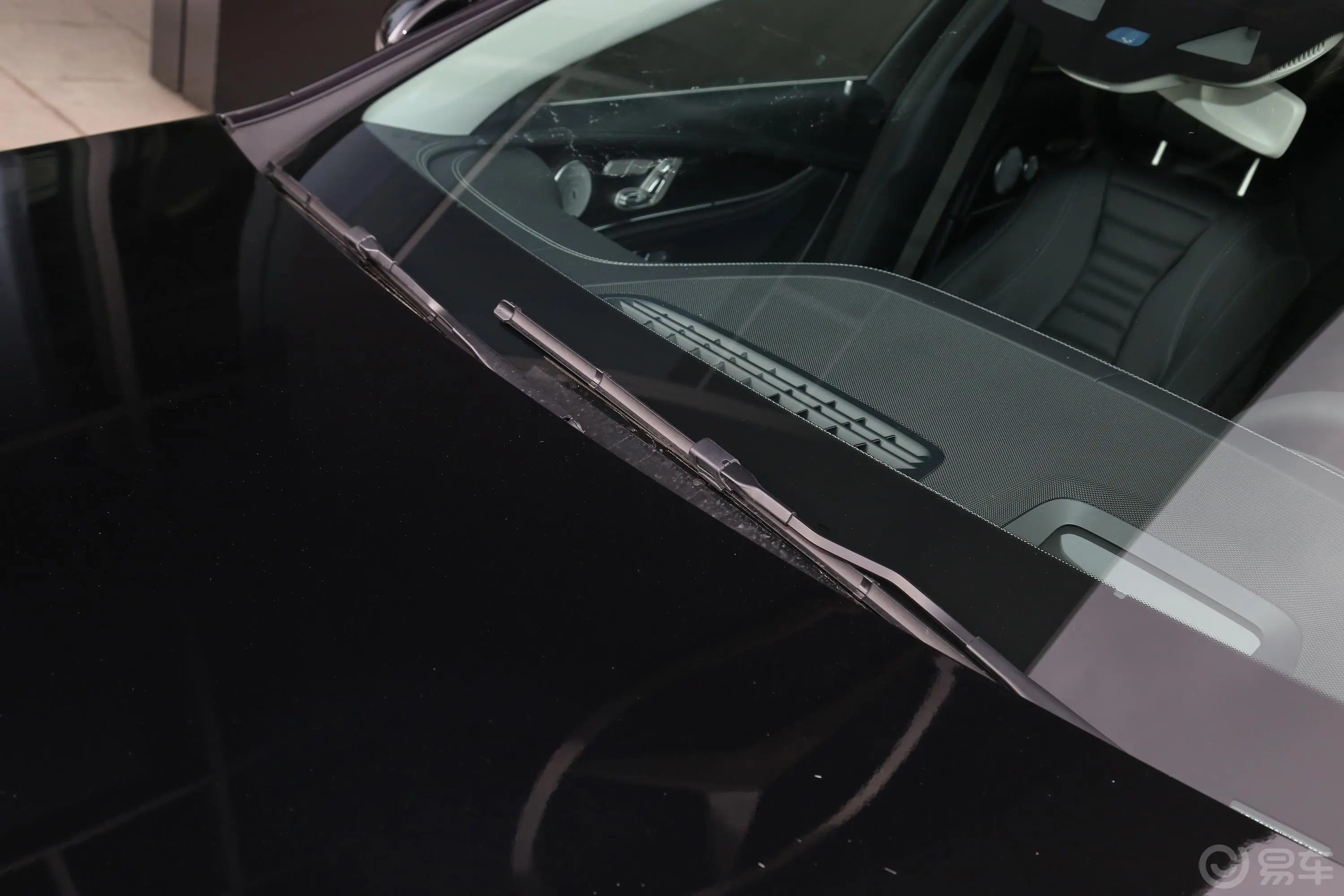 奔驰E级改款 E 300 L 运动殊享版雨刷器