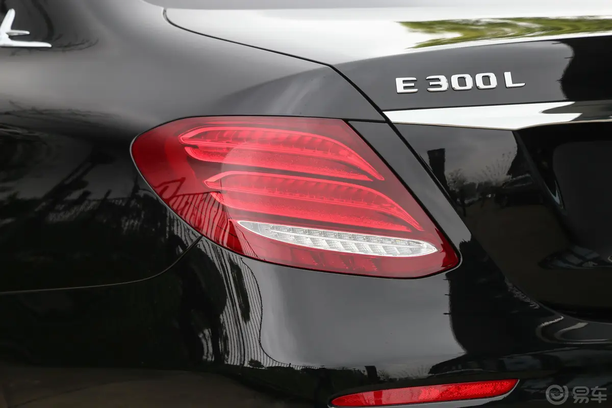 奔驰E级改款 E 300 L 运动殊享版外观