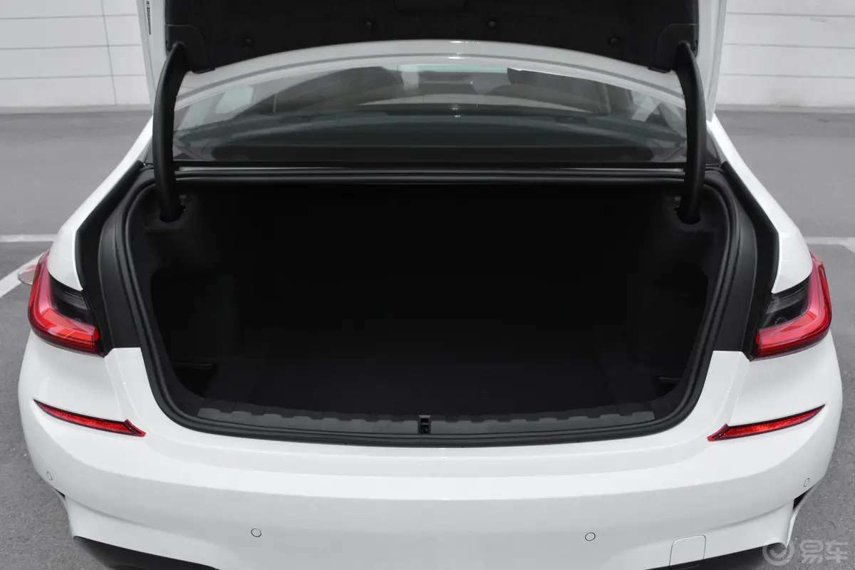 宝马3系改款 325Li xDrive M运动套装后备厢空间特写