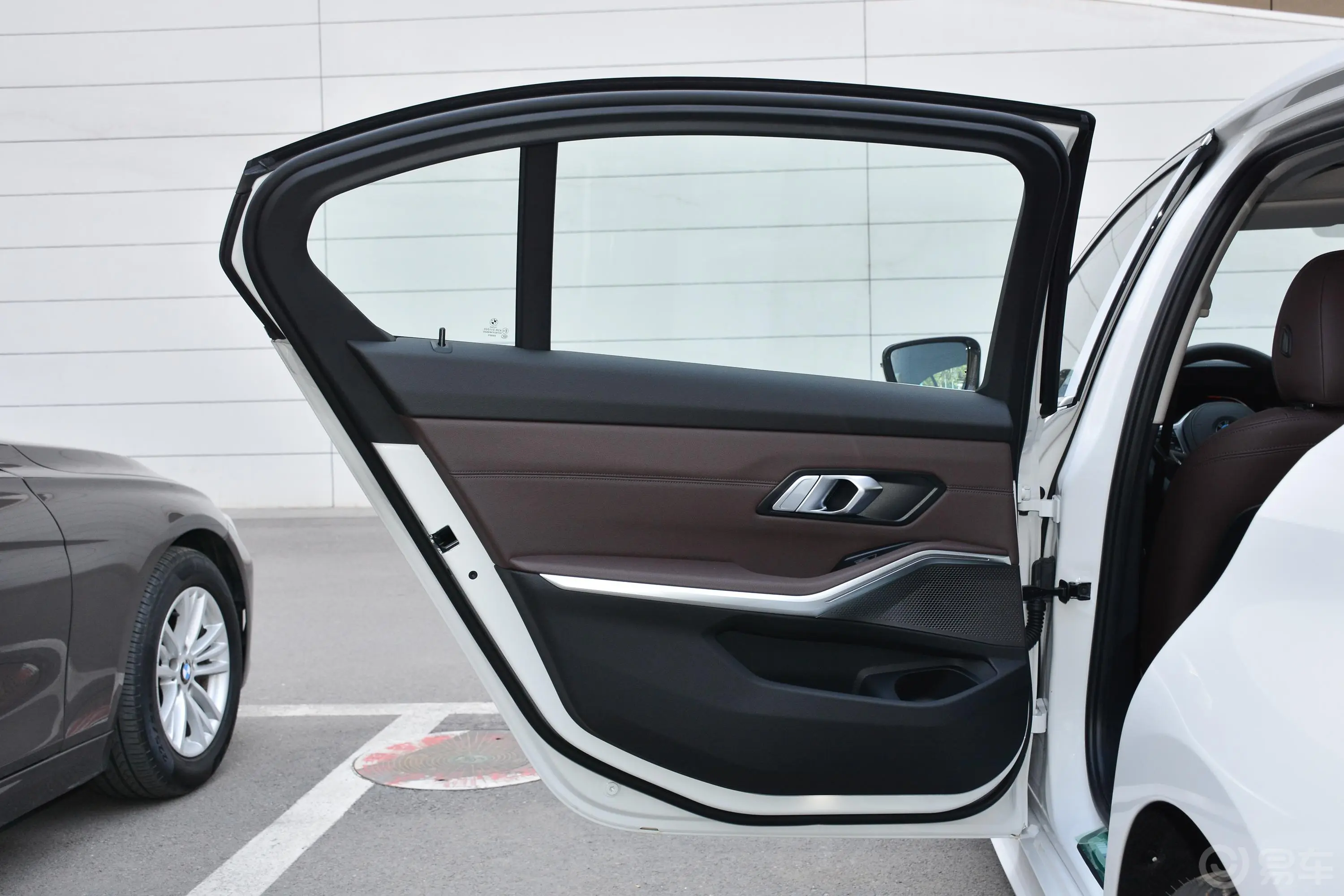宝马3系改款 325Li xDrive M运动套装驾驶员侧后车门