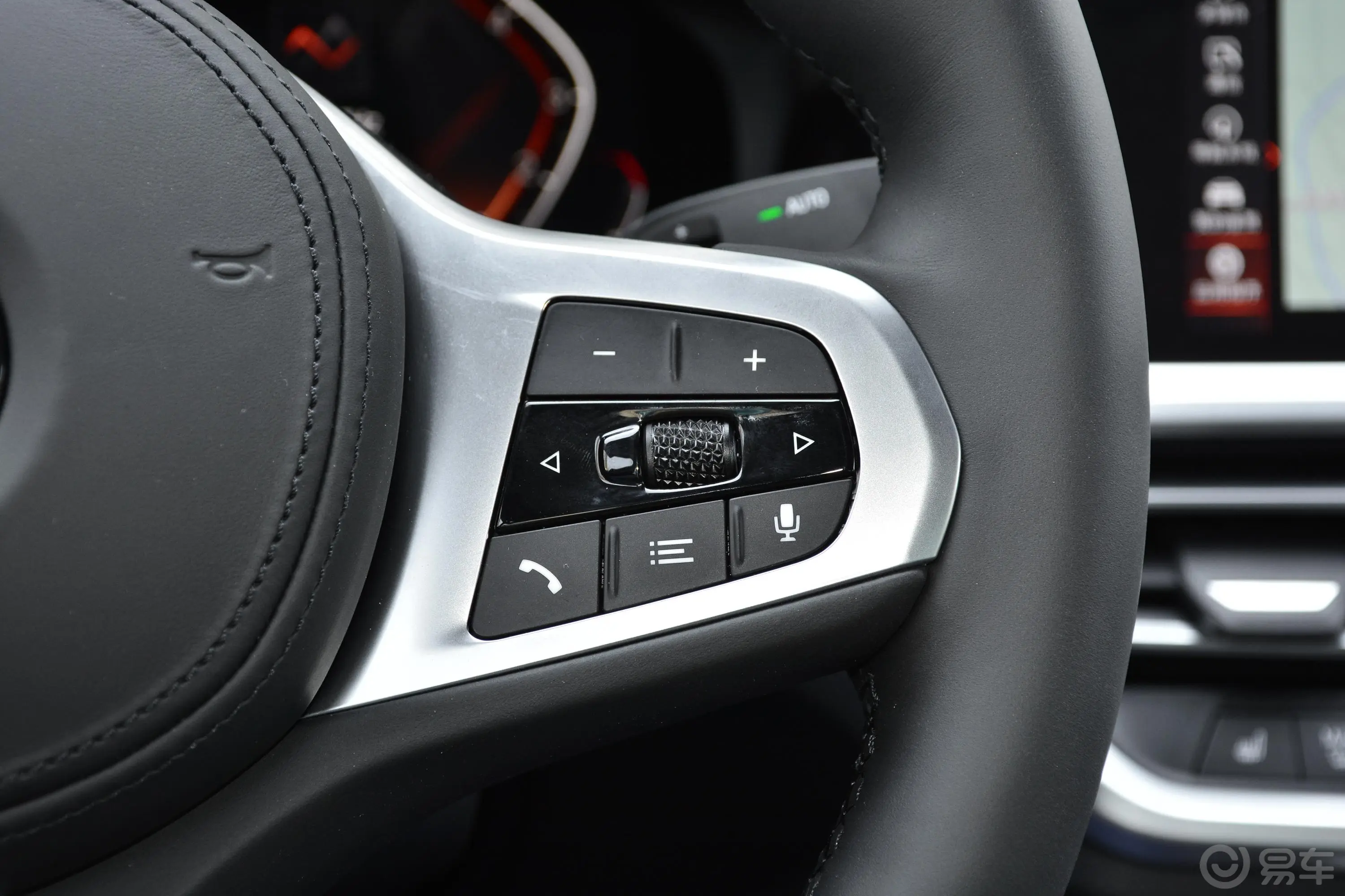 宝马3系改款 325Li xDrive M运动套装右侧方向盘功能按键