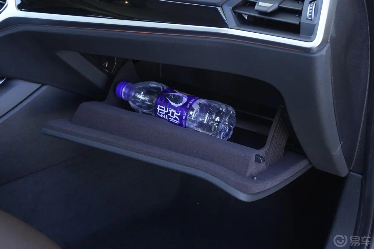 宝马3系改款 325Li 首发版手套箱空间水瓶横置