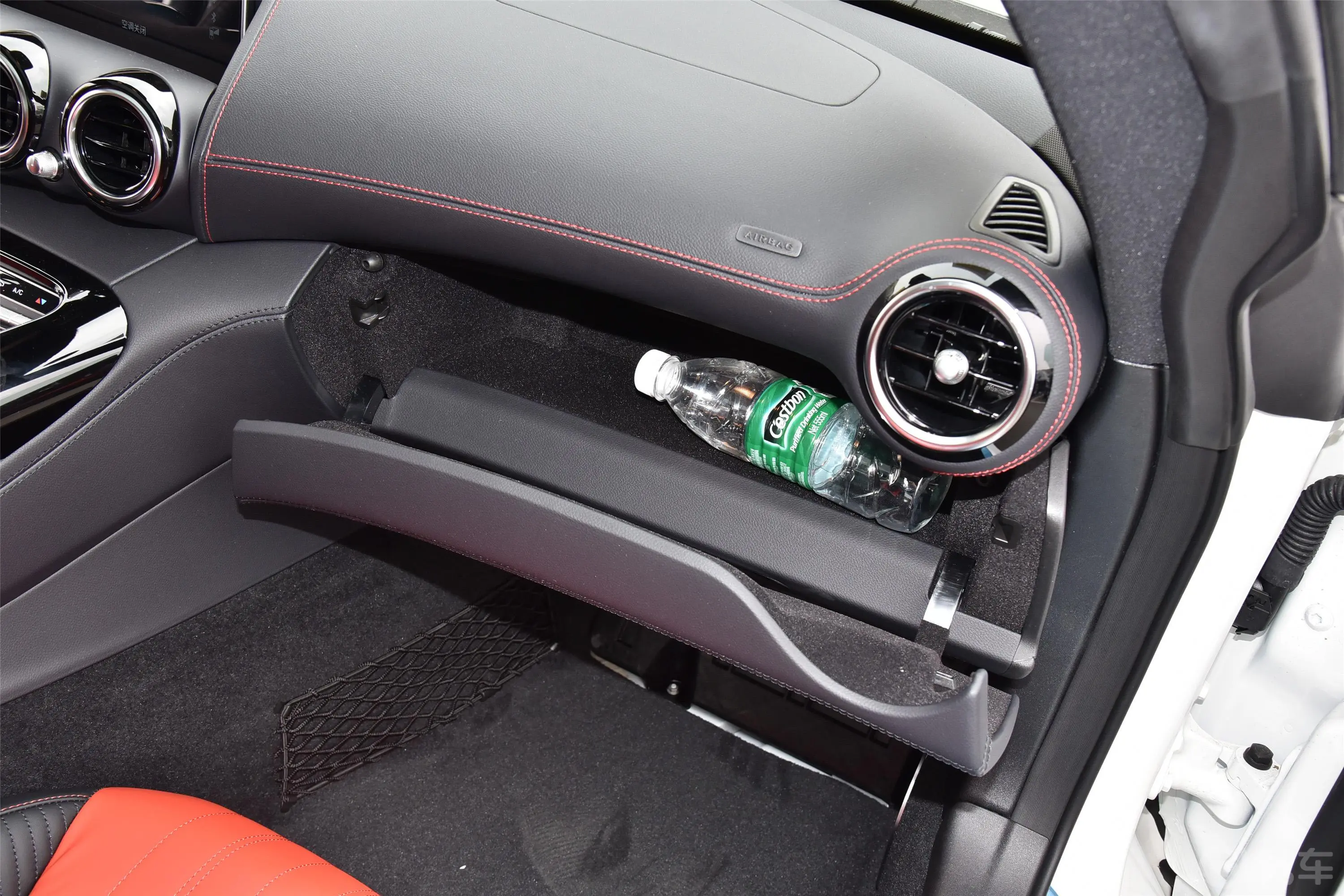 奔驰GT AMGAMG GT S手套箱空间水瓶横置