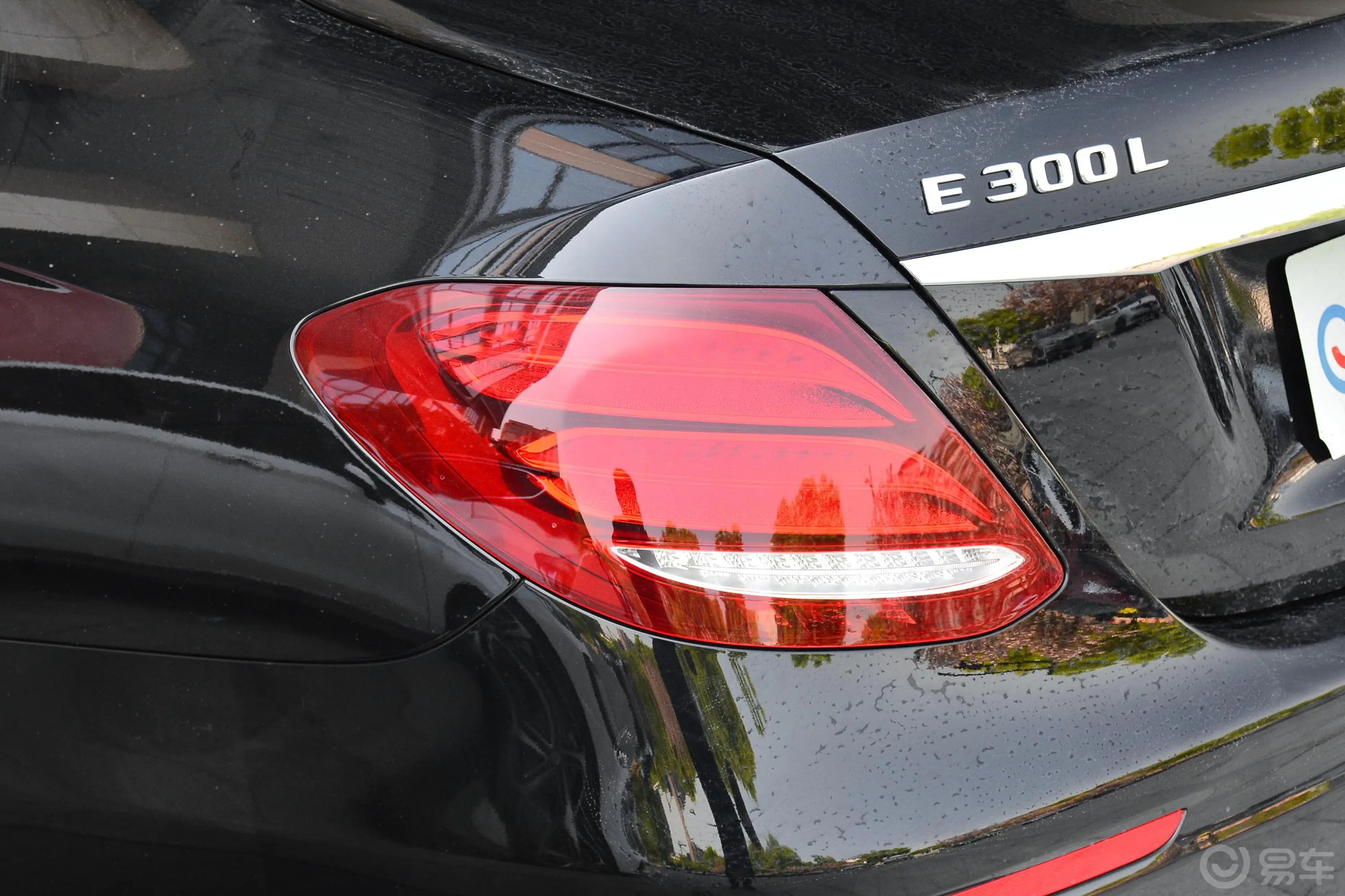 奔驰E级改款 E 300 L 运动时尚型尾灯侧45度俯拍