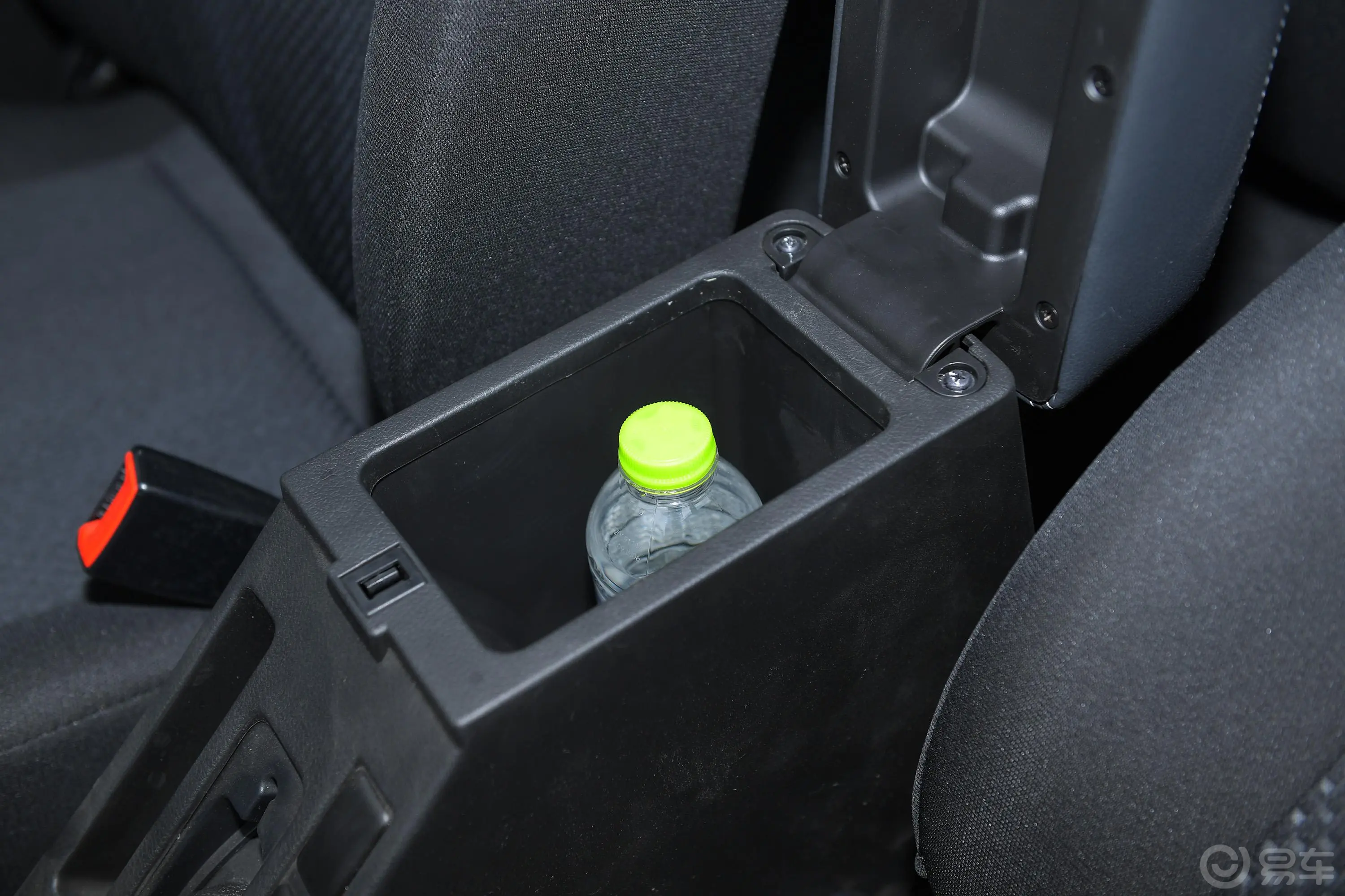 锐骐标箱 2.4L 手动 两驱 标准版 汽油 国VI前排扶手箱储物格