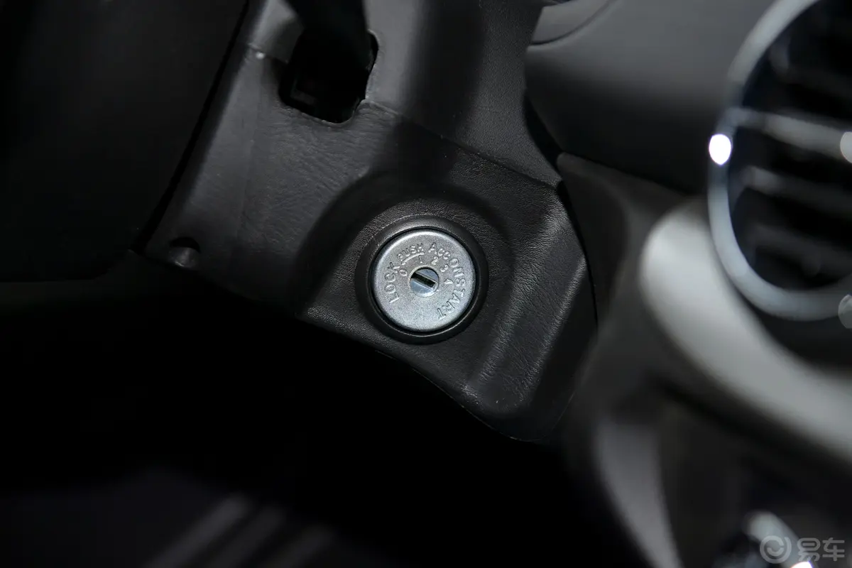 锐骐标箱 2.5T 手动 两驱 标准版 柴油 国VI钥匙孔或一键启动按键