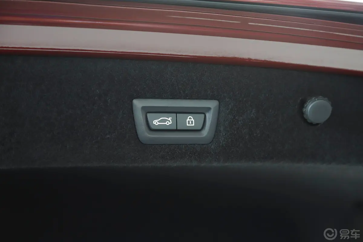 宝马7系改款 740Li xDrive 华彩定制限量版电动尾门按键（手动扶手）