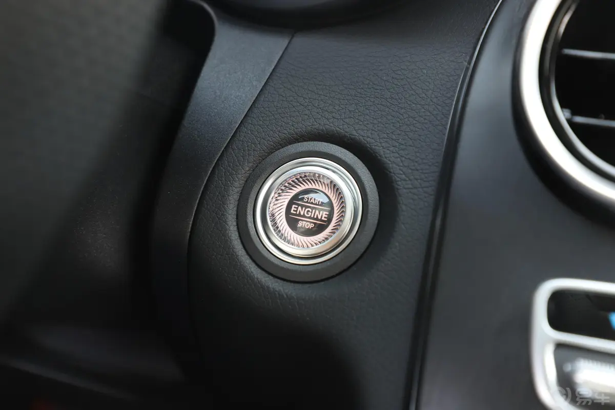 奔驰C级改款 C 260 L 运动版钥匙孔或一键启动按键