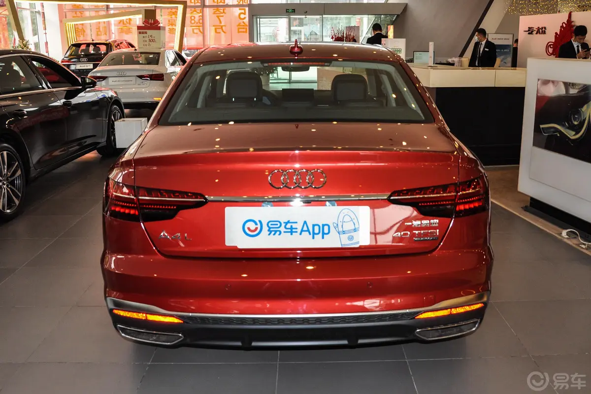 奥迪A4L40 TFSI quattro 豪华动感型正后水平