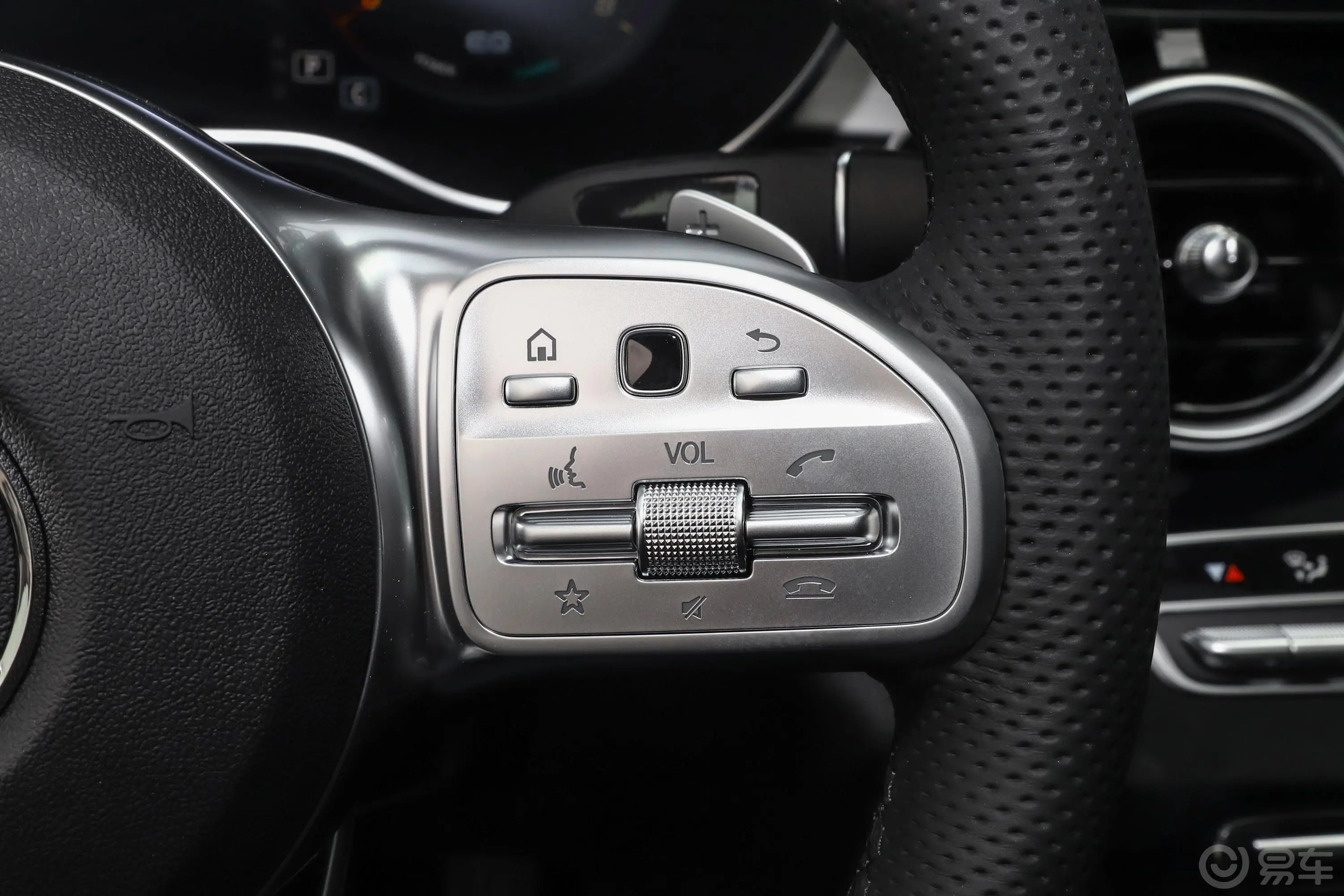奔驰C级改款 C 260 运动版右侧方向盘功能按键