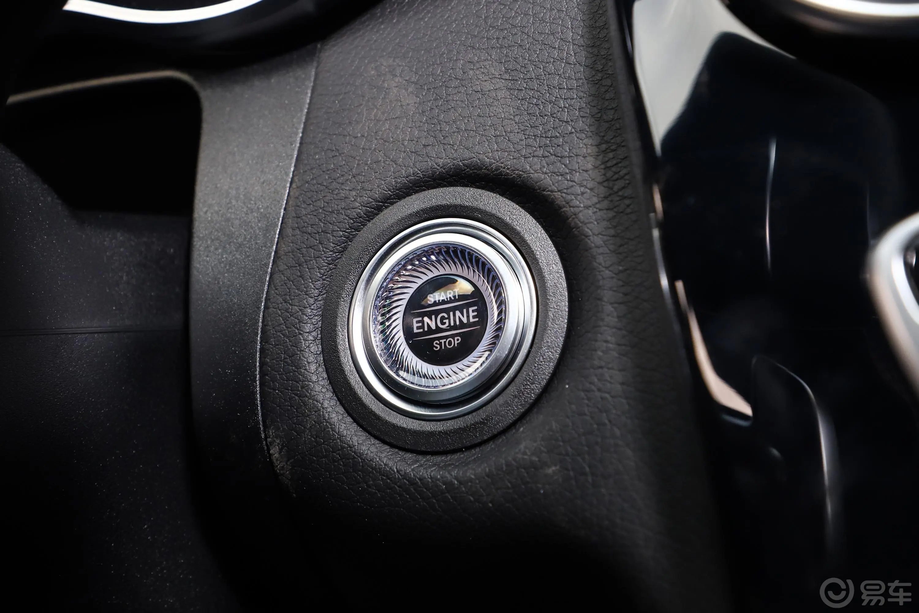 奔驰C级改款 C 260 运动版钥匙孔或一键启动按键