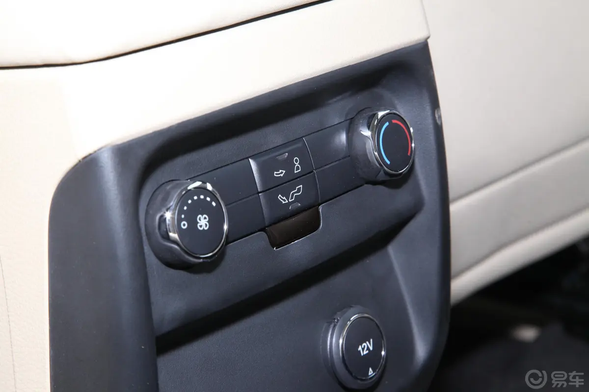 撼路者2.3T 四驱菁英版 5座后排空调控制键