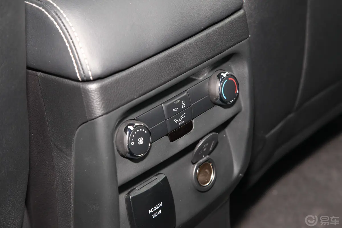 撼路者2.3T 四驱豪华版 7座后排空调控制键