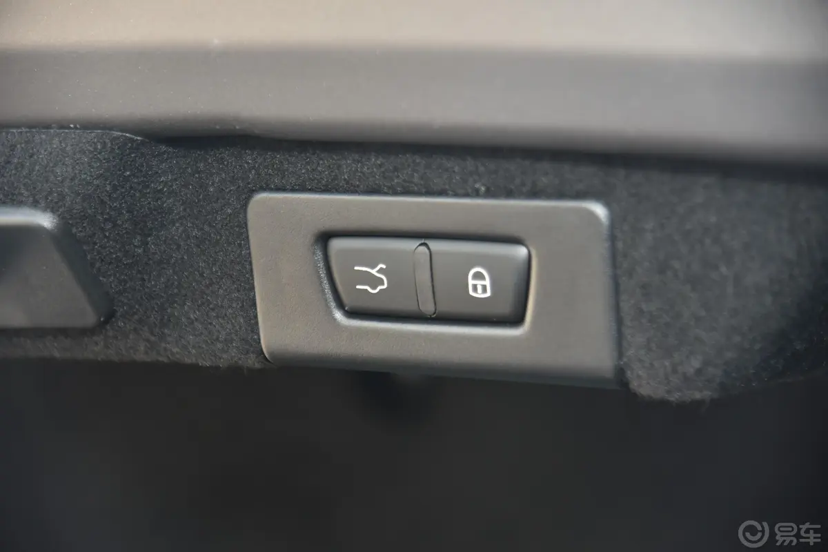 Quattroporte430Hp 豪华版 国VI电动尾门按键（手动扶手）