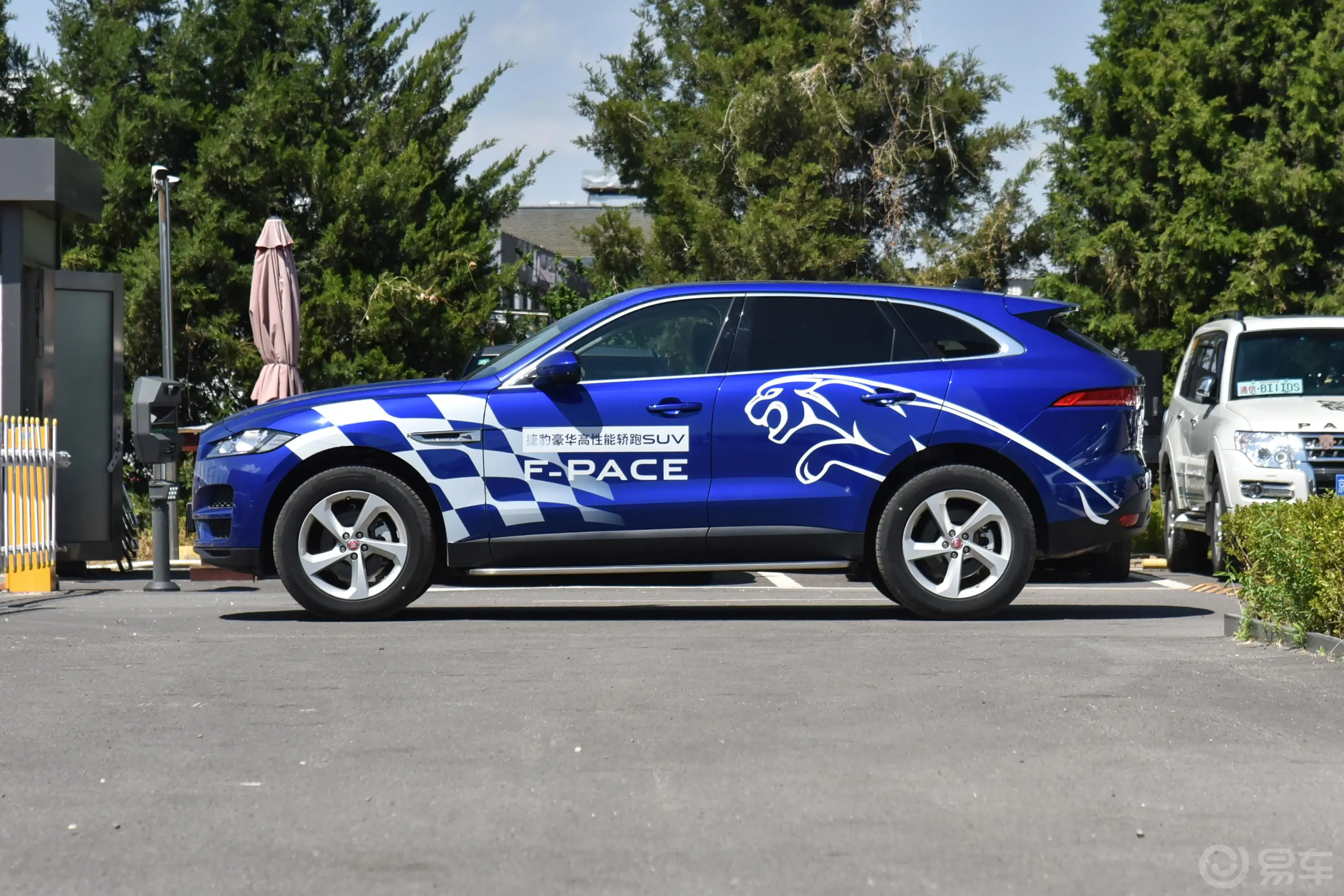 捷豹F-PACE2.0T 都市尊享版正侧车头向左水平