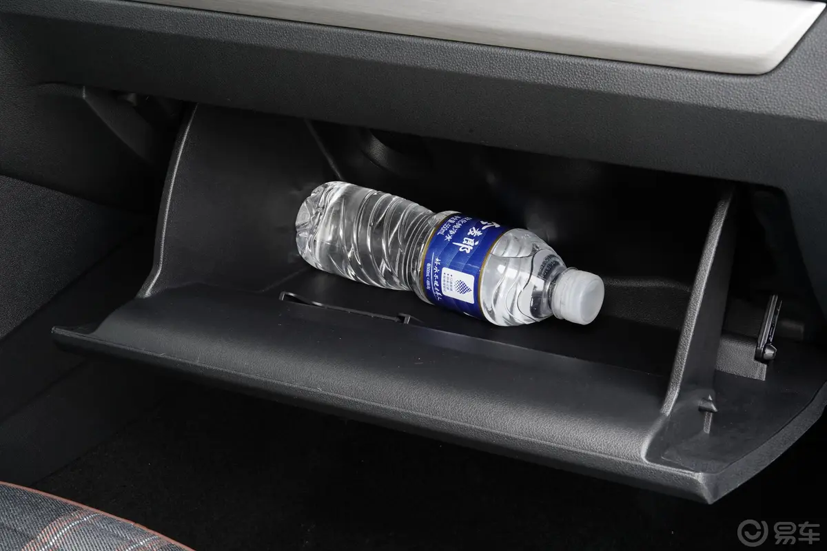朗逸启航 1.5L 自动舒适版 国VI手套箱空间水瓶横置