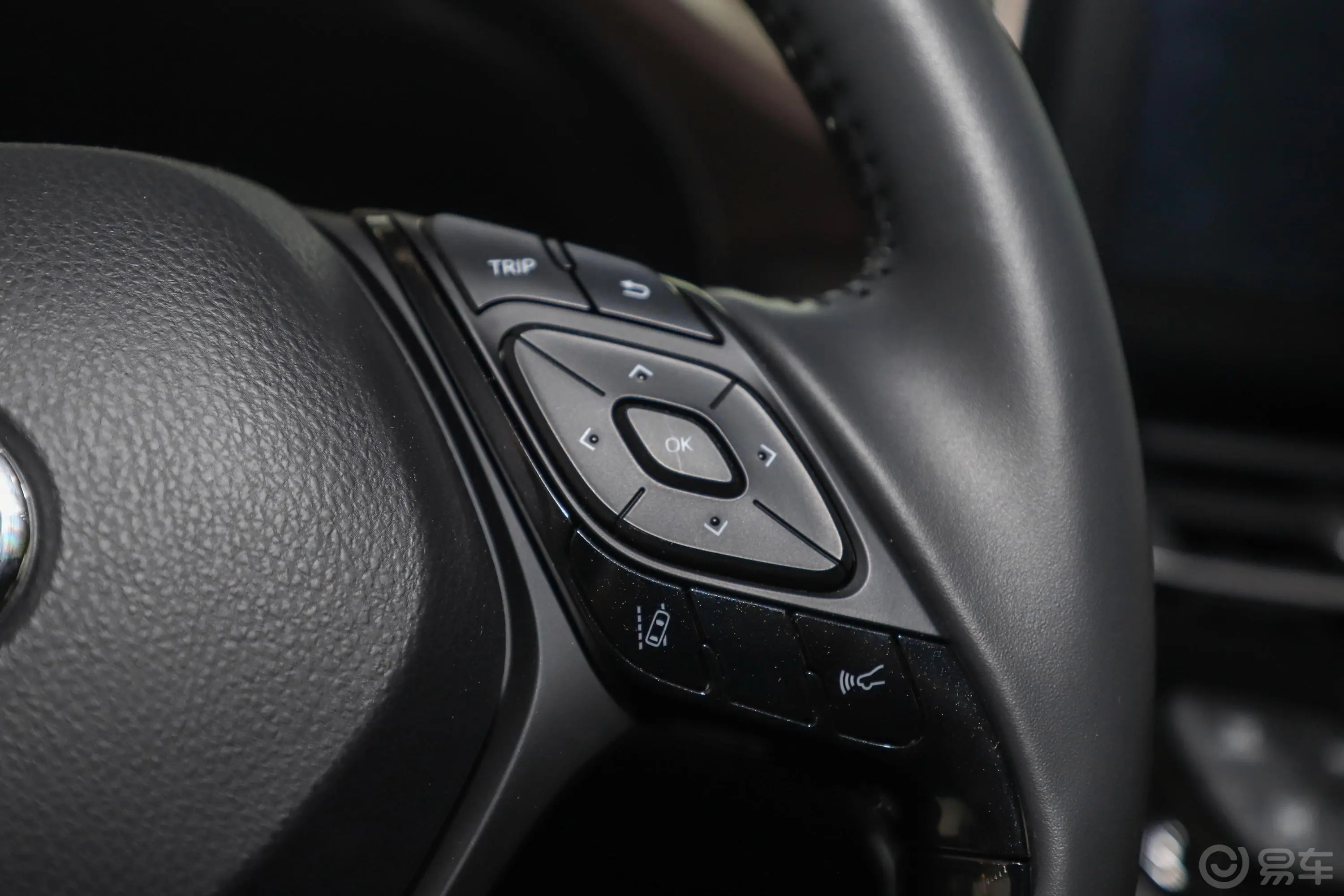 丰田C-HR EV尊贵天窗版右侧方向盘功能按键