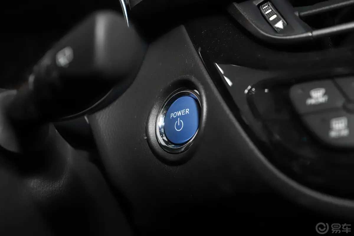丰田C-HR EV尊贵天窗版钥匙孔或一键启动按键