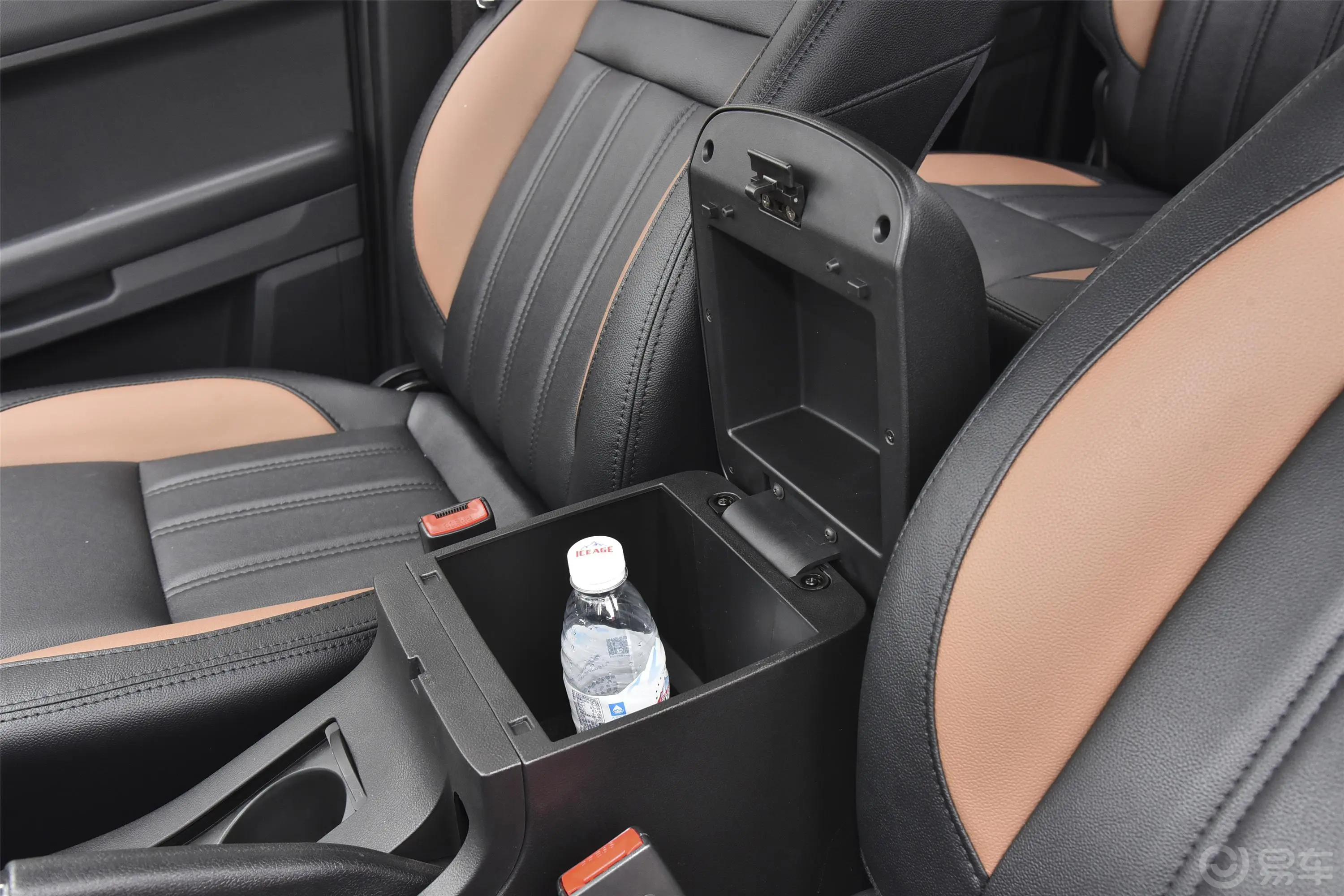 拓陆者E370周年 2.8T 手动 四驱 长箱高底盘 舒适版 柴油前排扶手箱储物格