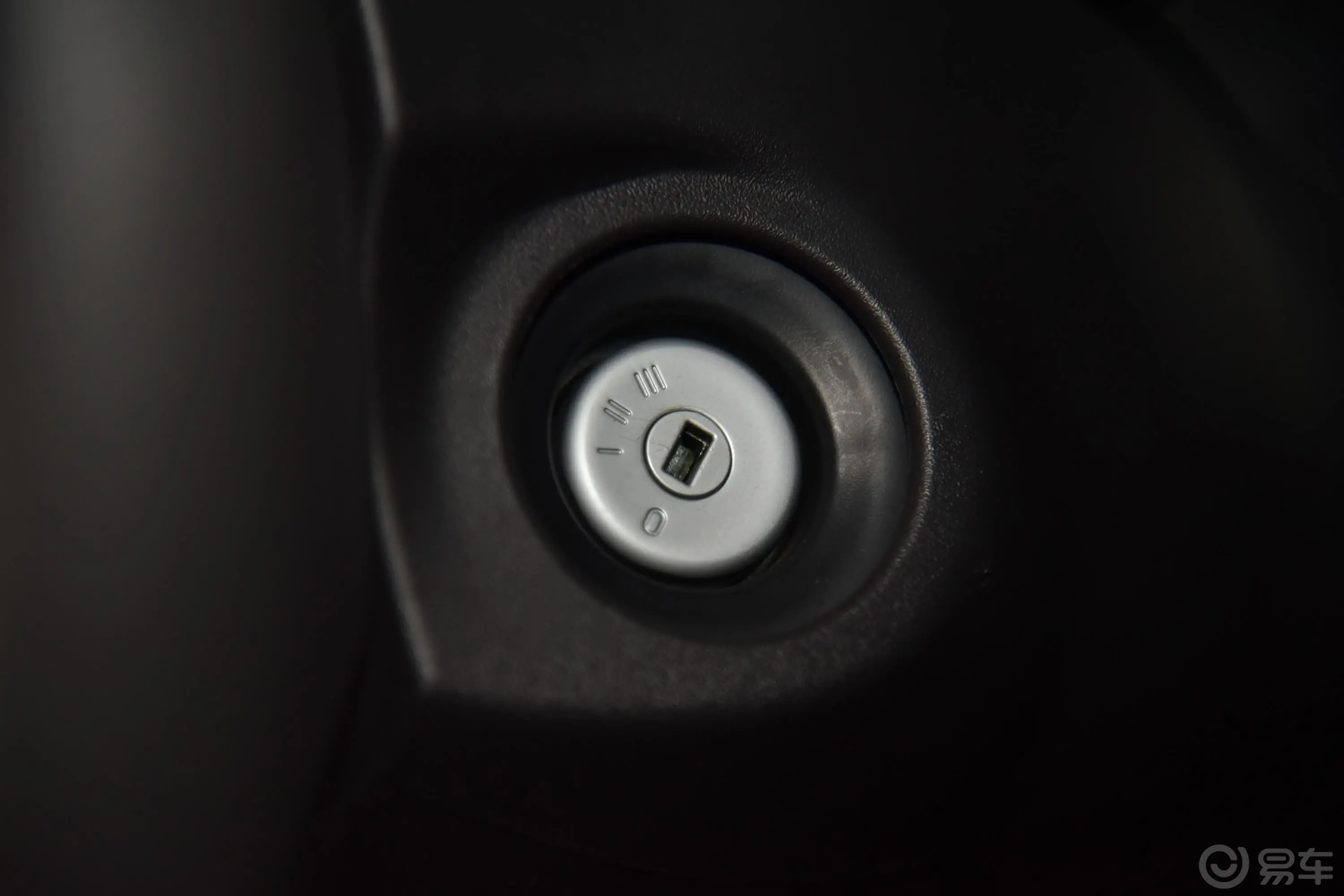 全顺2.0T 手动 中顶中轴距 厢式运输车 汽油 国Ⅴ钥匙孔或一键启动按键