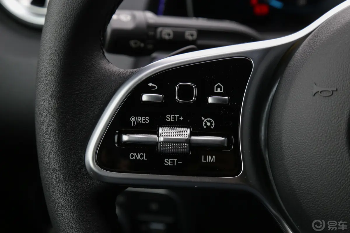 奔驰GLB改款 GLB 200 时尚型左侧方向盘功能按键