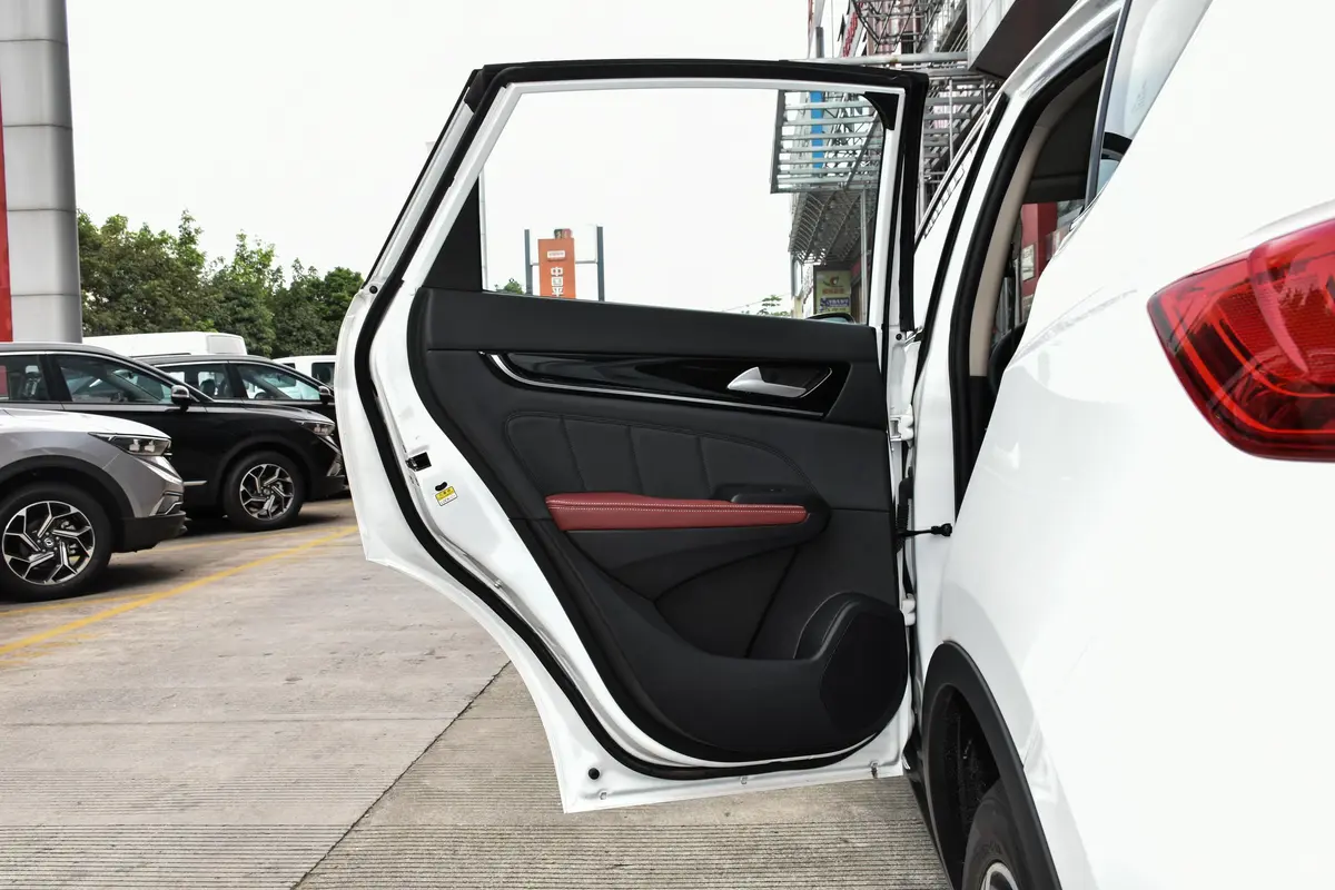 风神AX51.4T 双离合 智享版 国V驾驶员侧后车门