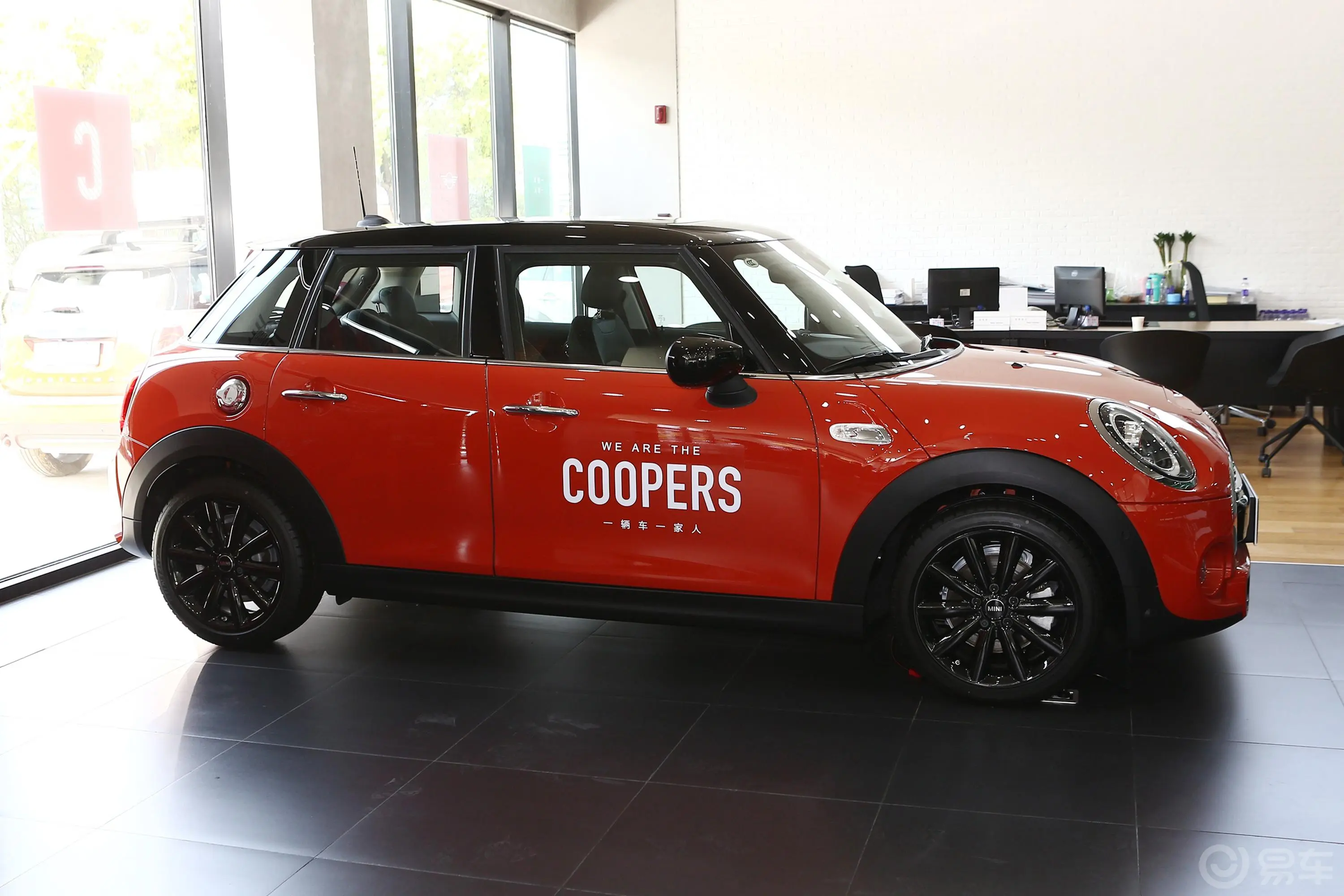 MINI2.0T COOPER S 经典派 五门版正侧车头向右水平